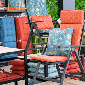 kleurrijke tuinstoelen in english style