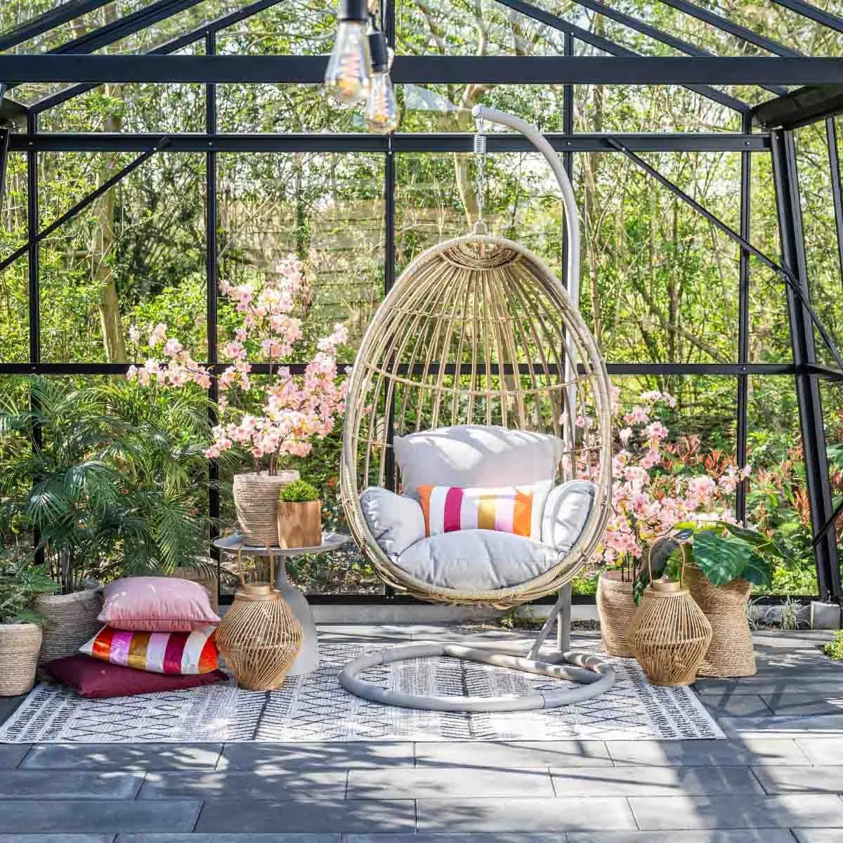 mooie hangstoel voor smalle tuin